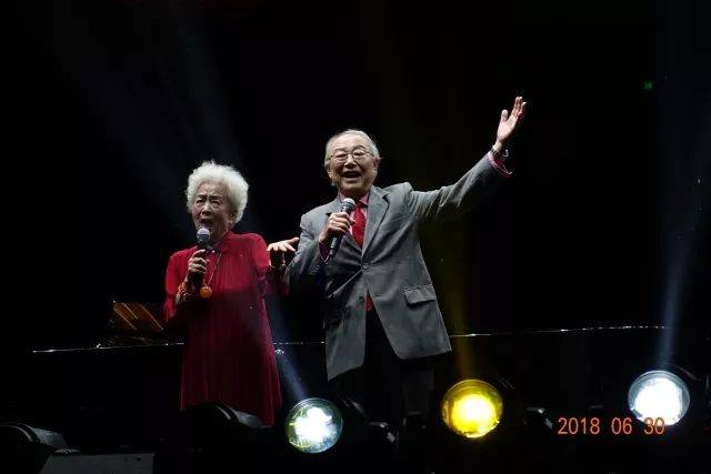 歌声悠扬，唱出时代记忆，琴声悦耳，奏响希望乐章 <br> 2018“我爱你中国?纪念改革开放40周年”经典歌曲上海演唱会圆满落幕