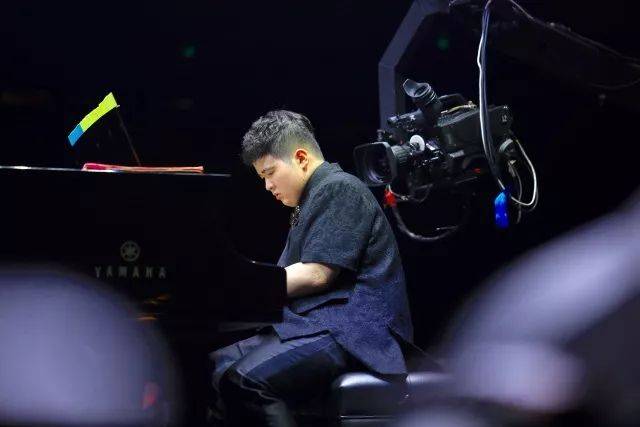 歌声悠扬，唱出时代记忆，琴声悦耳，奏响希望乐章 <br> 2018“我爱你中国?纪念改革开放40周年”经典歌曲上海演唱会圆满落幕